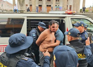 Padre e hijo son capturados tras protagonizar pelea en Centro Histórico de Quetzaltenango