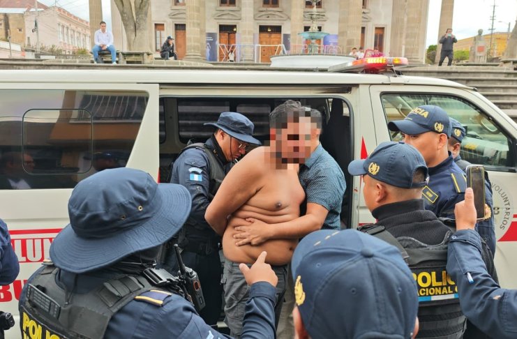 Padre e hijo son capturados tras protagonizar pelea en Centro Histórico de Quetzaltenango