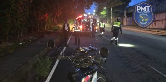 Persona fallecida, aparentemente atropellada, en la bajada de la Cruz, zona 1 de Villa Nueva: Foto La Hora: PMT Villa Nueva