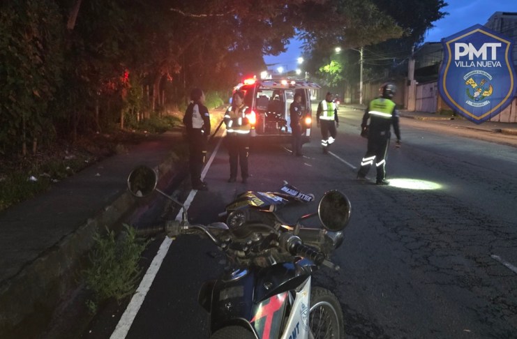 Persona fallecida, aparentemente atropellada, en la bajada de la Cruz, zona 1 de Villa Nueva: Foto La Hora: PMT Villa Nueva
