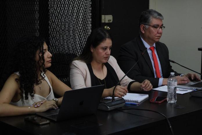 La fiscal Paola Pimentel y sus abogados Joseline Jácome y Herbert Pérez, quien lideró la defensa. Foto La Hora: Daniel Ramírez.