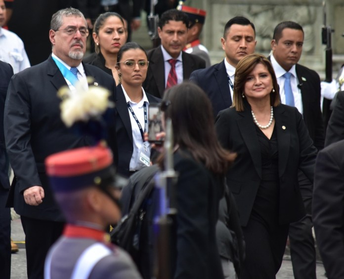 El presidente Arévalo y la vicepresidenta Herrera, se dirigen a la Catedral Metropolitana. Foto La Hora: Daniel Ramírez.