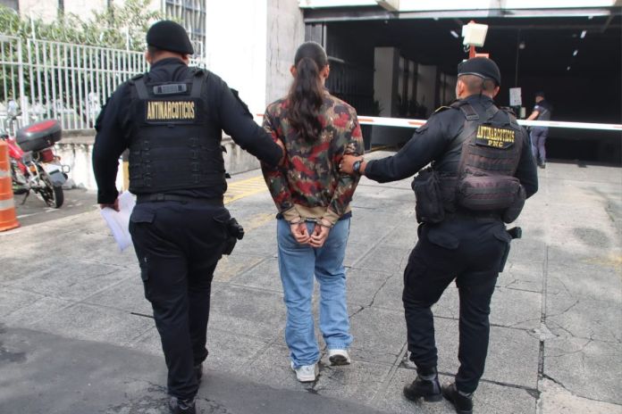 Capturan a presunto extorsionista en el Parque Centenario de la zona 1 . Foto La Hora: PNC