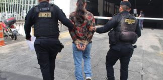 Capturan a presunto extorsionista en el Parque Centenario de la zona 1 . Foto La Hora: PNC