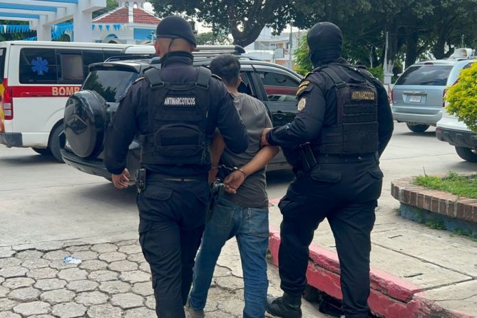 Presunto ladrón de retrovisores y baterías de motos capturado en Jutiapa. Foto La Hora: PNC
