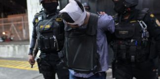 Presunto sicario capturado en el barrio El Gallito fue trasladado a Torre de tribunales. Foto La Hora: Fabricio Alonzo