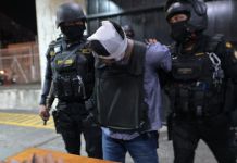 Presuntos sicarios capturados en el operativo del barrio El Gallito fueron trasladados a Torre de Tribunales Presunto sicario capturado en el barrio El Gallito fue trasladado a Torre de tribunales. Foto La Hora: Fabricio Alonzo