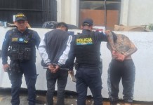 Presuntos asaltantes capturados en zona 1. Foto La Hora: PNC