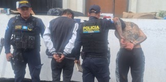 Presuntos asaltantes capturados en zona 1. Foto La Hora: PNC