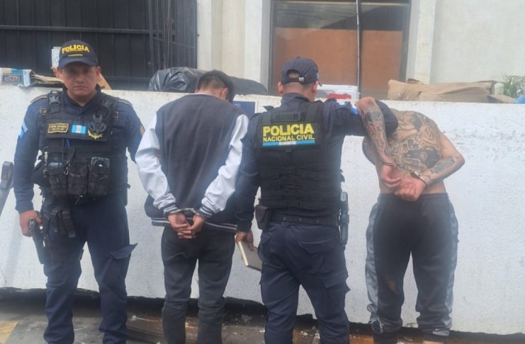 Presuntos asaltantes capturados en zona 1. Foto La Hora: PNC
