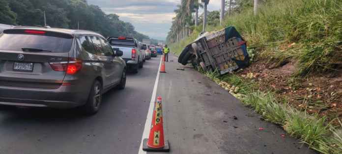 Tránsito lento con dirección al sur sobre autopista Palín Escuintla. Foto La Hora: Provial