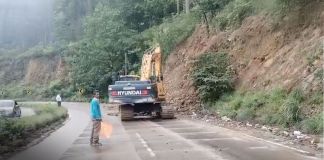 Derrumbe es atendido por Provial en el km 45 de la ruta al Atlántico (CA-9 Norte). Foto La Hora: Provial
