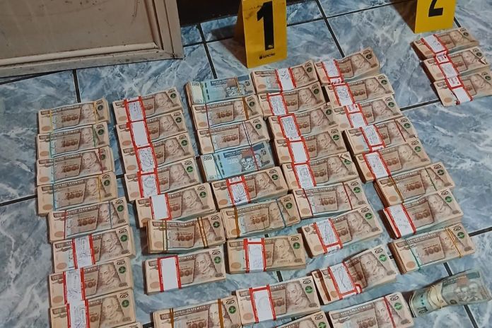 Más de Q200 mil localizados en allanamiento en Izabal. Foto La Hora: MP