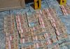 Más de Q200 mil localizados en allanamiento en Izabal. Foto La Hora: MP