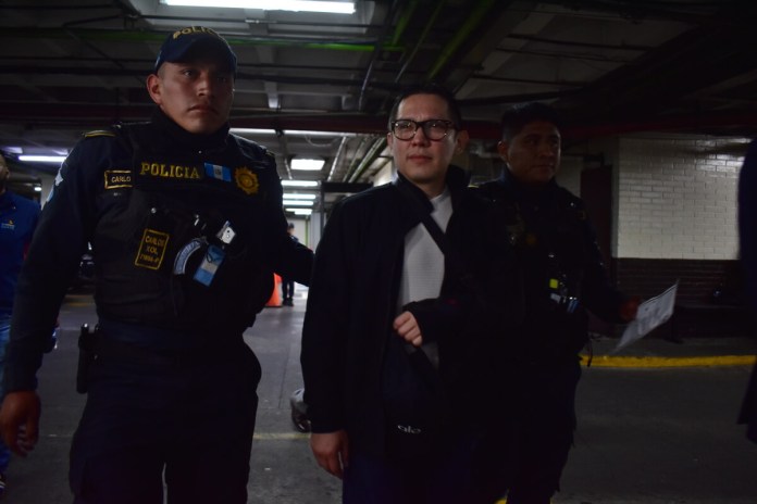 El Juzgado Quinto Penal suspendió la audiencia en la que se ordenaría la prisión preventiva en contra de Melvin Quijivix. Foto La Hora: Daniel Ramírez