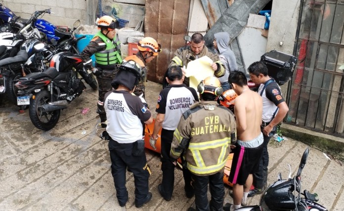 Los cuerpos de socorro continúan las labores de rescate para localizar a la tercera persona que continúa desaparecida. Foto La Hora: CBV