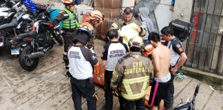Los cuerpos de socorro continúan las labores de rescate para localizar a la tercera persona que continúa desaparecida. Foto La Hora: CBV