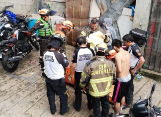 Los cuerpos de socorro continúan las labores de rescate para localizar a la tercera persona que continúa desaparecida. Foto La Hora: CBV
