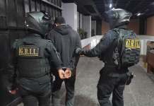VIDEO: Presunto robamotos es detenido en la zona 10, luego de disparar Robamotos en zona 10