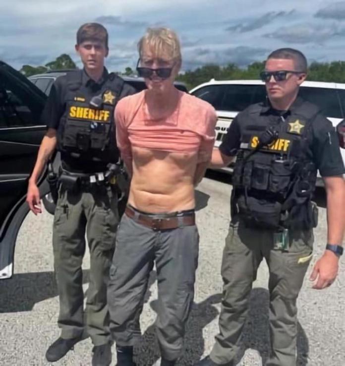Momento del arresto de Ryan Routh, sospechoso de intentar asesinar al expresidente Donal Trump en Palm Beach, Florida (EEUU). Foto: La Hora: EFE