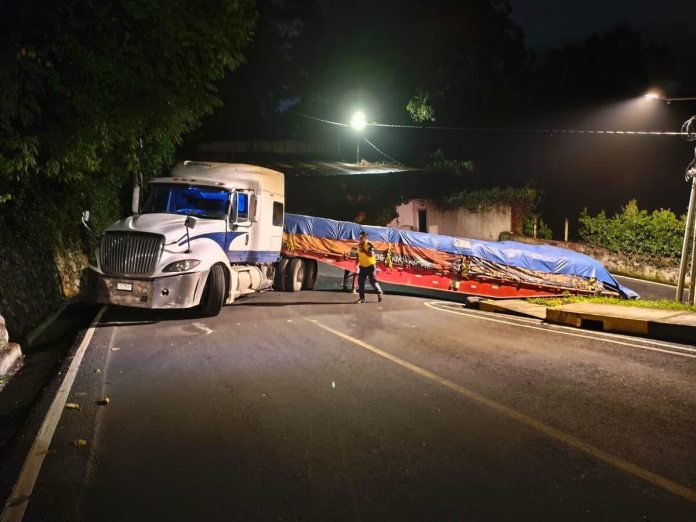 Un tráiler cargado con cemento quedó varado en la vuelta de San Remo, salida de Santa Catarina Pínula. Foto La Hora: Municipalidad de Santa Catarina Pinula .