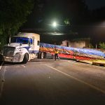 Un tráiler cargado con cemento quedó varado en la vuelta de San Remo, salida de Santa Catarina Pínula. Foto La Hora: Municipalidad de Santa Catarina Pinula .