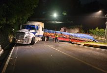 Un tráiler cargado con cemento quedó varado en la vuelta de San Remo, salida de Santa Catarina Pínula. Foto La Hora: Municipalidad de Santa Catarina Pinula .