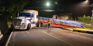 Un tráiler cargado con cemento quedó varado en la vuelta de San Remo, salida de Santa Catarina Pínula. Foto La Hora: Municipalidad de Santa Catarina Pinula .