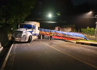 Un tráiler cargado con cemento quedó varado en la vuelta de San Remo, salida de Santa Catarina Pínula. Foto La Hora: Municipalidad de Santa Catarina Pinula .