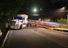 Un tráiler cargado con cemento quedó varado en la vuelta de San Remo, salida de Santa Catarina Pínula. Foto La Hora: Municipalidad de Santa Catarina Pinula .