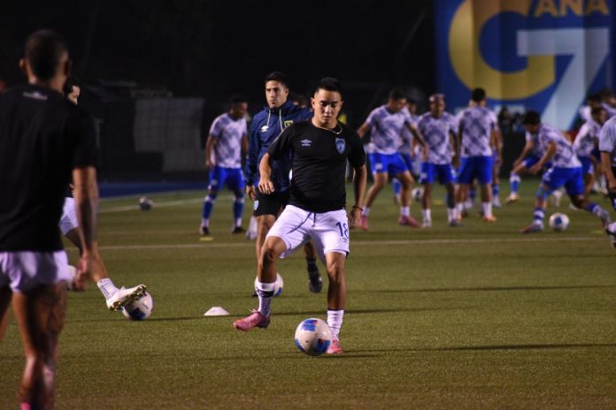 Jugadores seleccionados calentando antes del partido. Foto La Hora: Jose Orozco