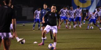 Jugadores seleccionados calentando antes del partido. Foto La Hora: Jose Orozco