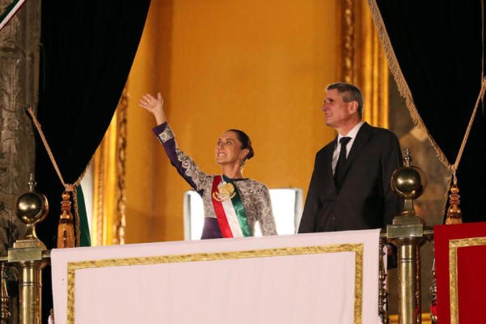 La presidenta de México, Claudia Sheinbaum, en compañía de su esposo José María Tarriba, participan en la ceremonia por el 215 aniversario del Grito de Independencia. Foto: La Hora: EFE