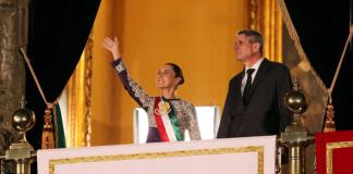 La presidenta de México, Claudia Sheinbaum, en compañía de su esposo José María Tarriba, participan en la ceremonia por el 215 aniversario del Grito de Independencia. Foto: La Hora: EFE