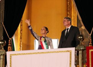 La presidenta de México, Claudia Sheinbaum, en compañía de su esposo José María Tarriba, participan en la ceremonia por el 215 aniversario del Grito de Independencia. Foto: La Hora: EFE