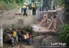 Autoridades inspeccionan el área afectada por el derrumbe en Muxbal. Foto Arte La Hora.: Alejandro Ramírez