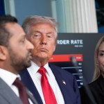 Fotografía del director del FBI, Kash Patel, y el presidente Donald Trump. EFE/YURI GRIPAS / POOL