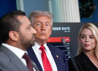 Fotografía del director del FBI, Kash Patel, y el presidente Donald Trump. EFE/YURI GRIPAS / POOL