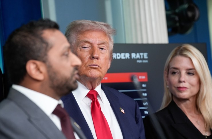 Fotografía del director del FBI, Kash Patel, y el presidente Donald Trump. EFE/YURI GRIPAS / POOL