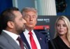 Fotografía del director del FBI, Kash Patel, y el presidente Donald Trump. EFE/YURI GRIPAS / POOL