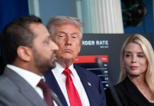 Trump aplaude «el gran trabajo» del jefe del FBI ante críticas por el caso de Charlie Kirk Fotografía del director del FBI, Kash Patel, y el presidente Donald Trump. EFE/YURI GRIPAS / POOL