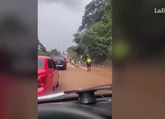 Conductores reportan deslizamiento de tierra en Carretera a El Salvador que complica la movilidad