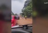 Conductores reportan deslizamiento de tierra en Carretera a El Salvador que complica la movilidad