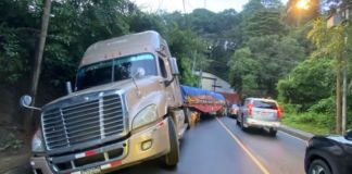 Tráiler encunetado y panorama de tránsito en Santa Catarina Pinula