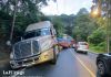 Tráiler encunetado y panorama de tránsito en Santa Catarina Pinula