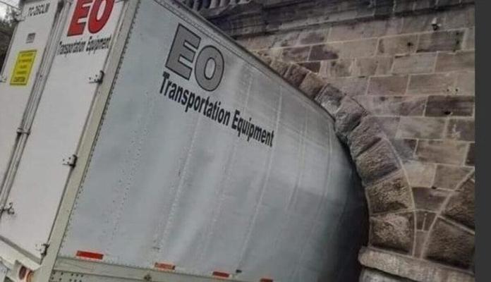 Una mujer fue condenada tras estrellar un tráiler contra el puente de la Penitenciaria en agosto de 2023 y causar daños a la estructura histórica. Foto La Hora: Redes Sociales