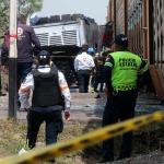 Integrantes de Policía resguardan la zona donde ocurrió el accidente entre un ferrocarril y un autobús. Foto La Hora: EFE