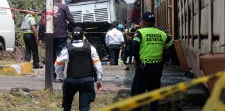 Integrantes de Policía resguardan la zona donde ocurrió el accidente entre un ferrocarril y un autobús. Foto La Hora: EFE