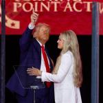 Donald Trump rinde homenaje a Charlie Kirk durante una multitudinaria ceremonia en EE.UU.
