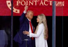 Donald Trump rinde homenaje a Charlie Kirk durante una multitudinaria ceremonia en EE.UU.